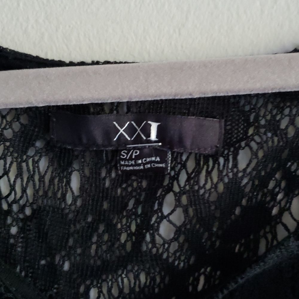 š
ŗforever 21 Lace Butterfly Sleeve Black Top - Picture 6 of 6